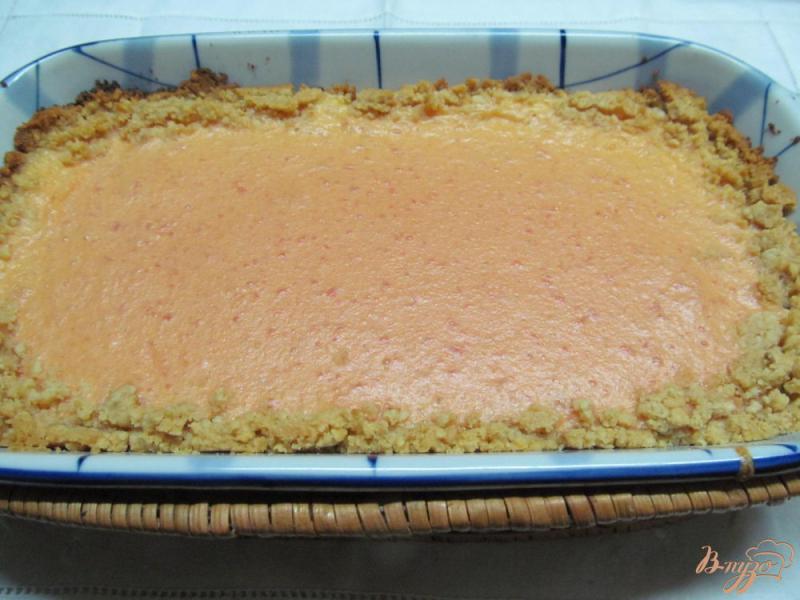 Фото приготовление рецепта: Заливной пирог из печенья и молока со свеклой шаг №10