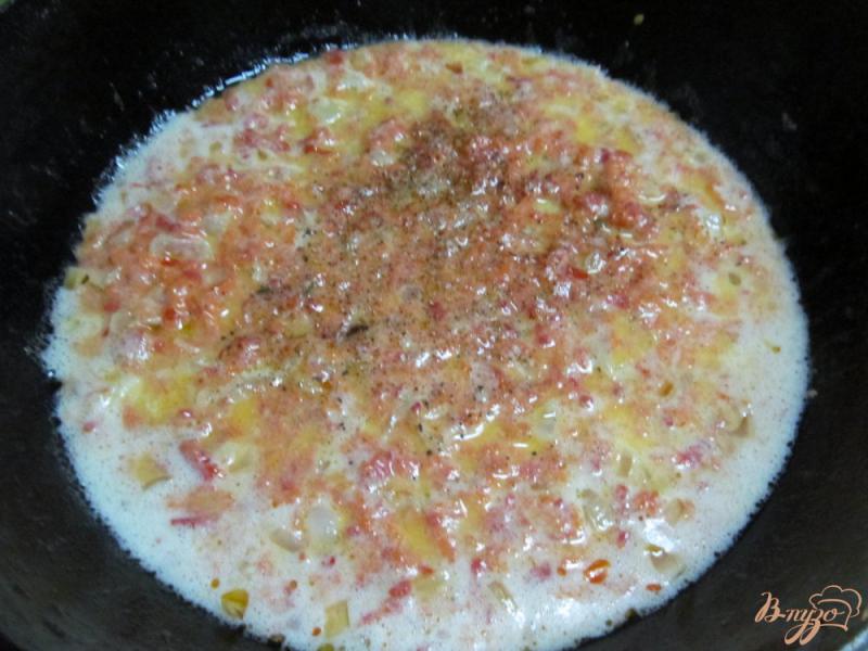 Фото приготовление рецепта: Спагетти в томатно-сметанном соусе и фаршем шаг №4