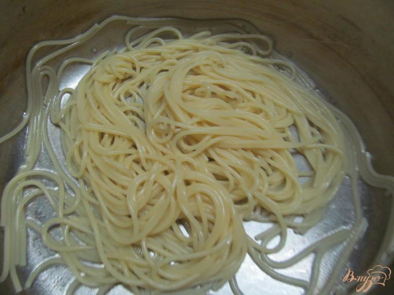 Фото приготовление рецепта: Спагетти в томатно-сметанном соусе и фаршем шаг №6