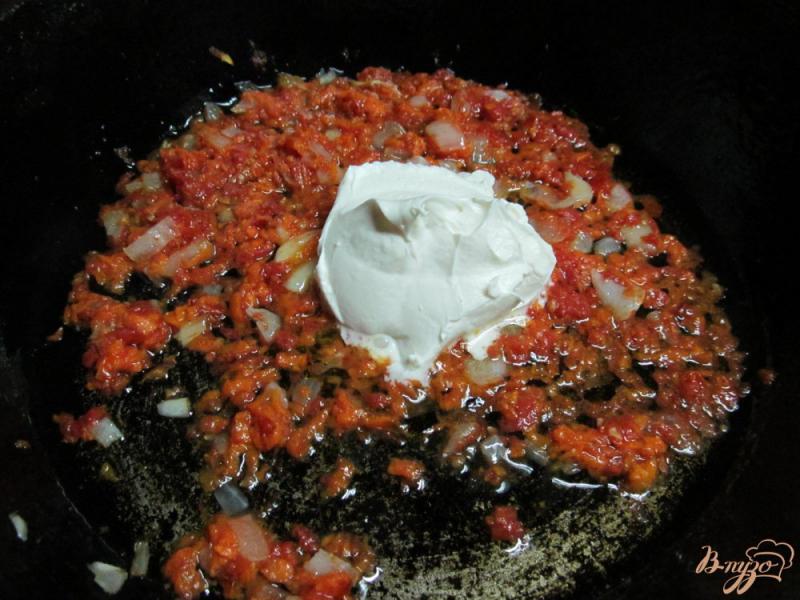 Фото приготовление рецепта: Спагетти в томатно-сметанном соусе и фаршем шаг №3
