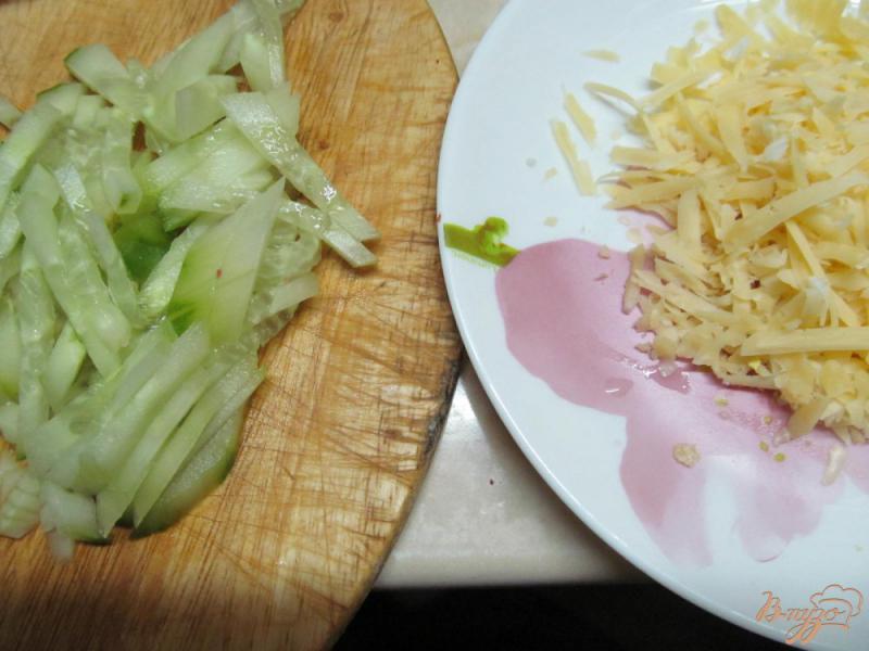 Фото приготовление рецепта: Салат из свеклы огурца яйца и сыра шаг №5