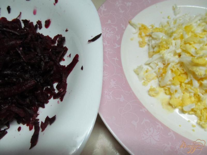 Фото приготовление рецепта: Салат из свеклы огурца яйца и сыра шаг №4