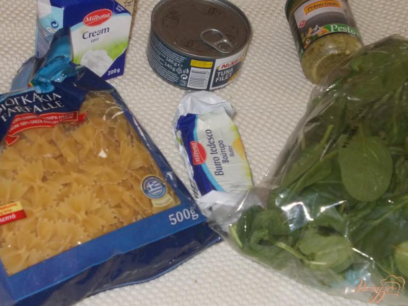 Фото приготовление рецепта: Макаронные бантики с тунцом в сливочном соусе из шпината и соуса песто шаг №1