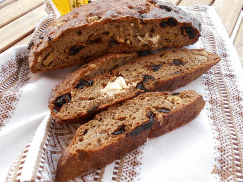 Фото приготовление рецепта: Ржаной хлеб с вялеными помидорами, оливками и фетой шаг №5
