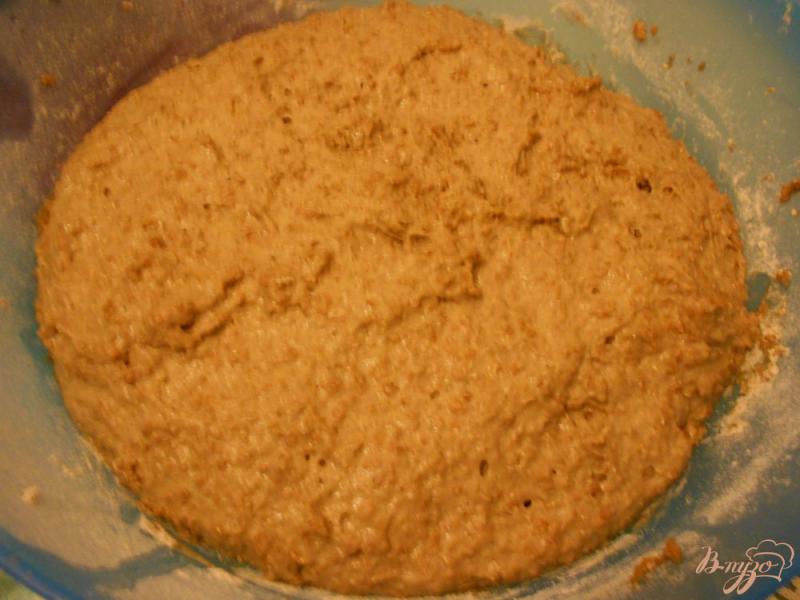 Фото приготовление рецепта: Ржаной хлеб с вялеными помидорами, оливками и фетой шаг №3