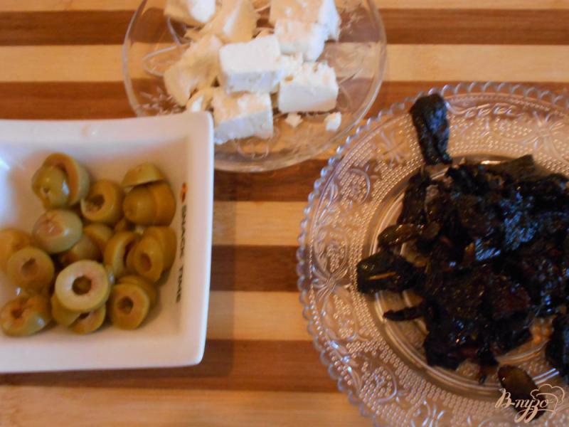 Фото приготовление рецепта: Ржаной хлеб с вялеными помидорами, оливками и фетой шаг №2