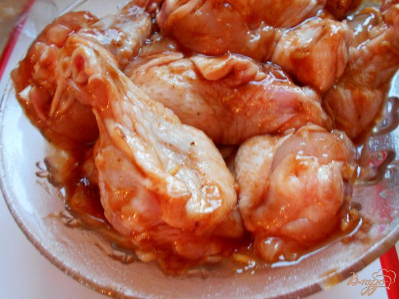 Фото приготовление рецепта: Куриные бедрышки в барбекю маринаде шаг №3