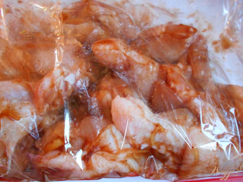 Фото приготовление рецепта: Куриные бедрышки в барбекю маринаде шаг №4