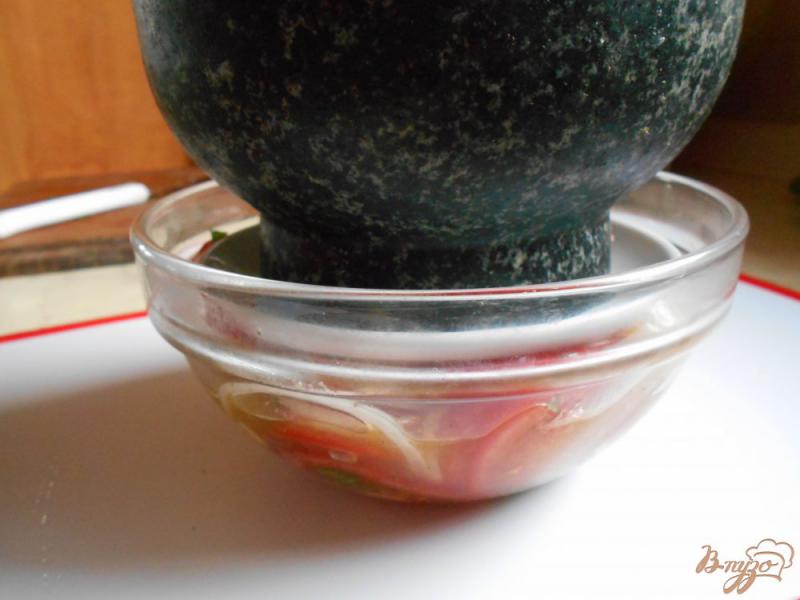 Фото приготовление рецепта: Быстромаринованные помидоры шаг №5
