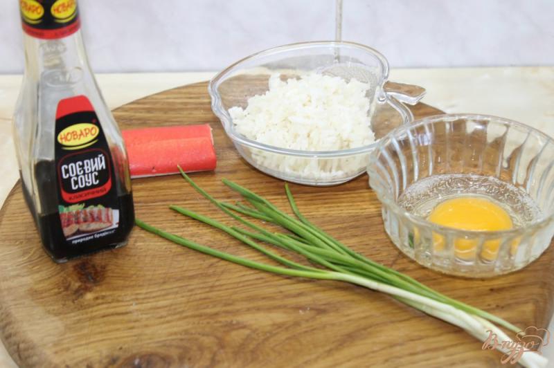 Фото приготовление рецепта: Суп с крабовыми палочками и рисом шаг №1