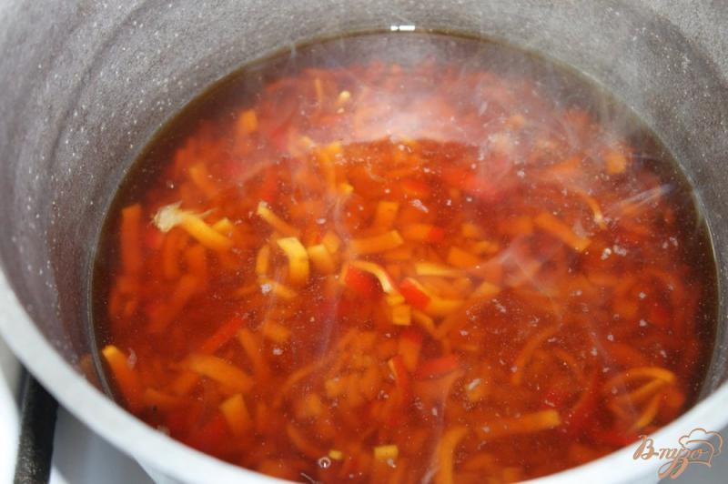 Фото приготовление рецепта: Суп с крабовыми палочками и рисом шаг №5