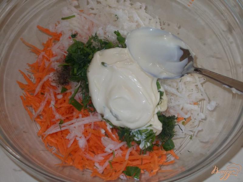 Фото приготовление рецепта: Салат из дайкона и моркови шаг №5