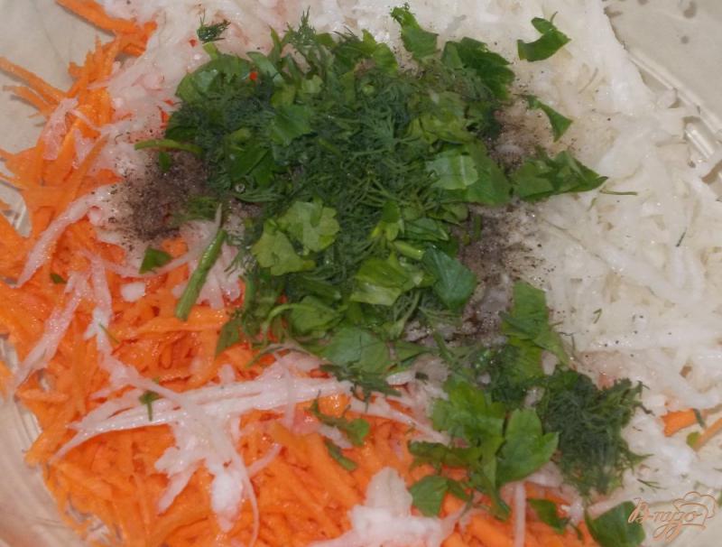 Фото приготовление рецепта: Салат из дайкона и моркови шаг №4