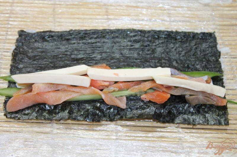 Фото приготовление рецепта: Ролл с соленым лососем огурцом и сыром в кунжуте шаг №6