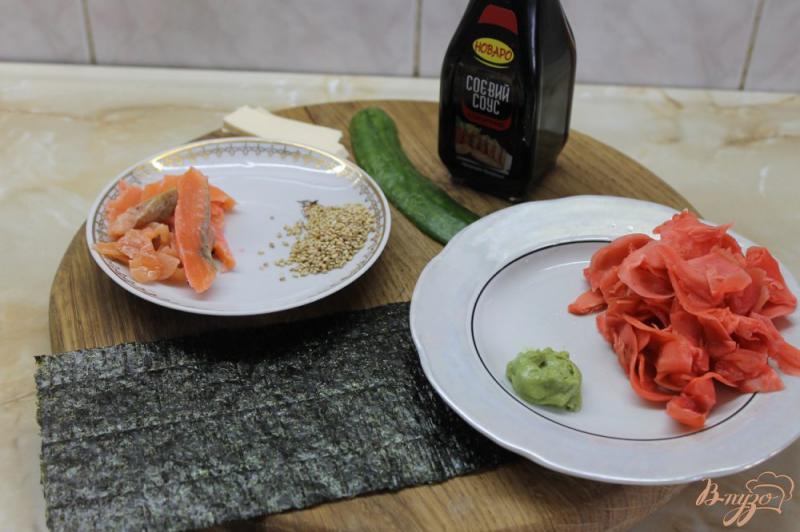 Фото приготовление рецепта: Ролл с соленым лососем огурцом и сыром в кунжуте шаг №3