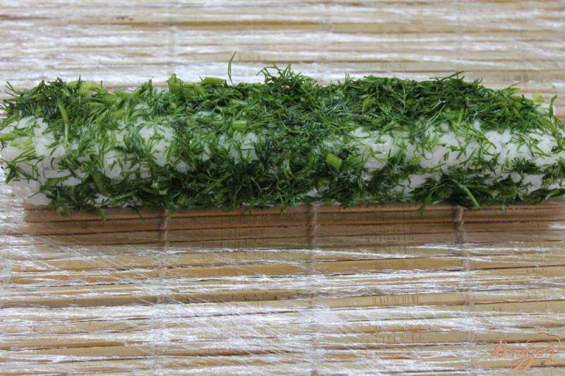 Фото приготовление рецепта: Ролл с кальмаром огурцом и майонезом с зеленью шаг №7