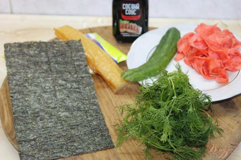 Фото приготовление рецепта: Ролл с кальмаром огурцом и майонезом с зеленью шаг №3