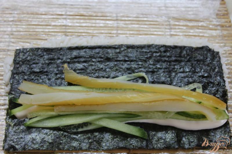 Фото приготовление рецепта: Ролл с кальмаром огурцом и майонезом с зеленью шаг №6