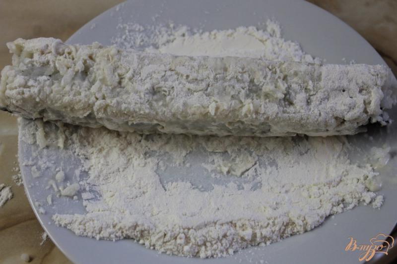 Фото приготовление рецепта: Ролл с крабовой палочкой и сыром с огурцом в тесте шаг №8