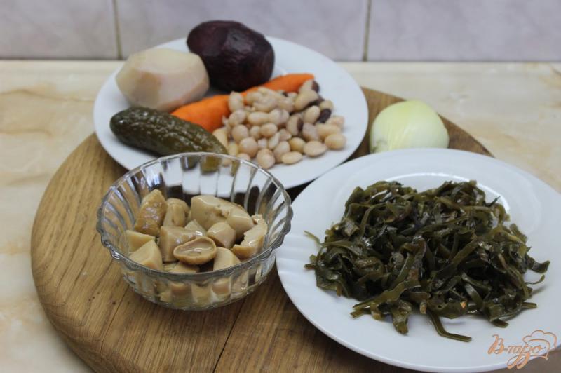 Фото приготовление рецепта: Винегрет с белыми маринованными грибами и морской капустой шаг №1