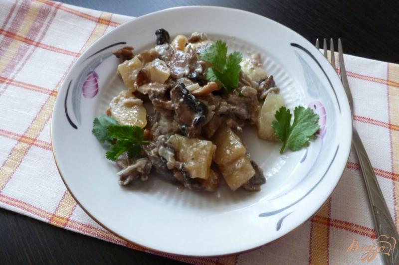 Фото приготовление рецепта: Молодой картофель с грибами,тушенный в молоке шаг №7