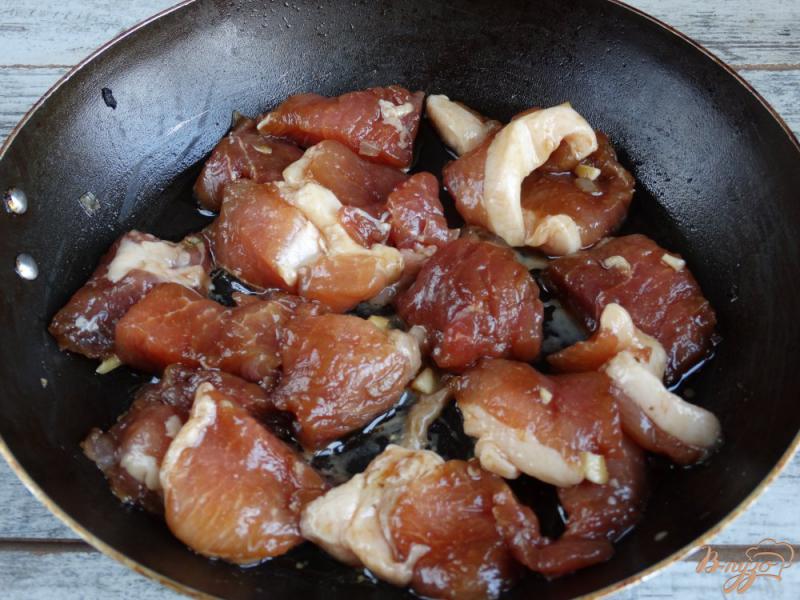 Фото приготовление рецепта: Свинина в медово-соевом маринаде шаг №5