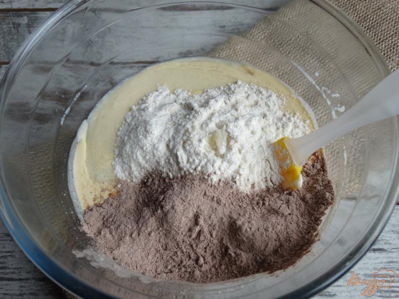 Фото приготовление рецепта: Мокрый шоколадный манник с вишнево-молочной заливкой шаг №4
