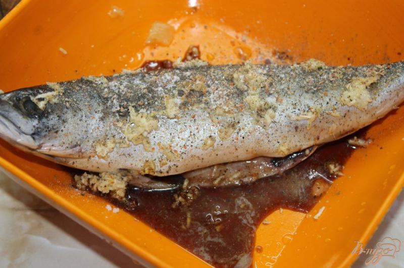 Фото приготовление рецепта: Запеченная рыбка со специями в соевом соусе шаг №2
