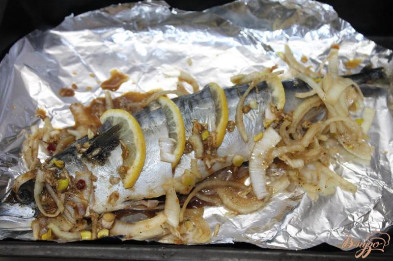 Фото приготовление рецепта: Запеченная рыбка со специями в соевом соусе шаг №4