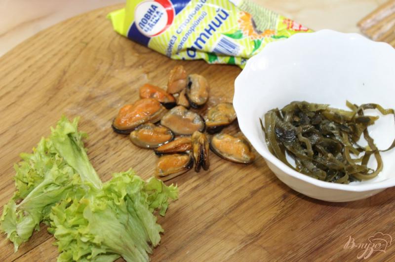 Фото приготовление рецепта: Ролл с мидиями и листом салата с морской капустой шаг №3