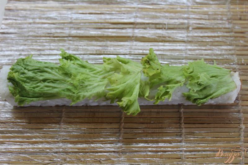 Фото приготовление рецепта: Ролл с мидиями и листом салата с морской капустой шаг №6