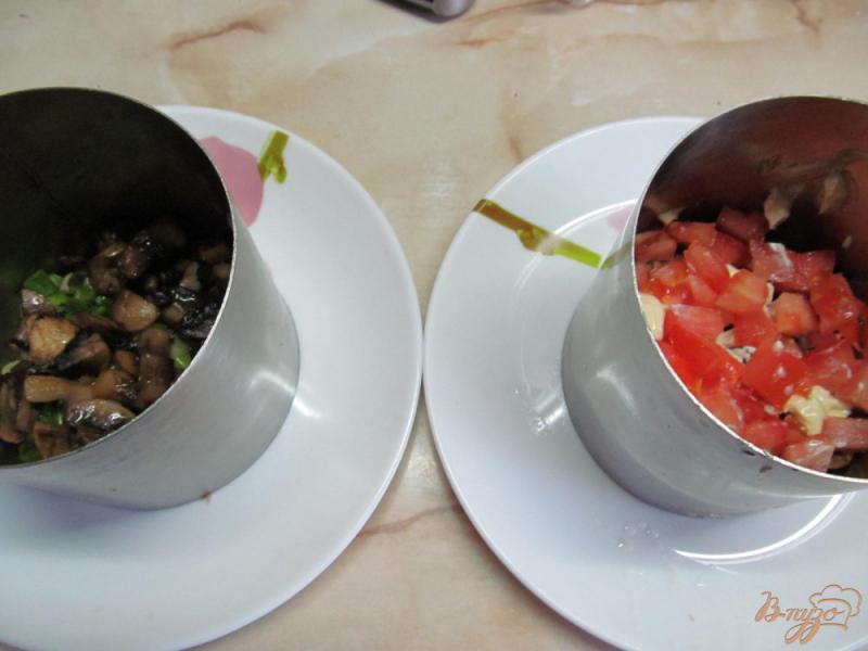 Фото приготовление рецепта: Салат из курицы грибов и помидор шаг №5