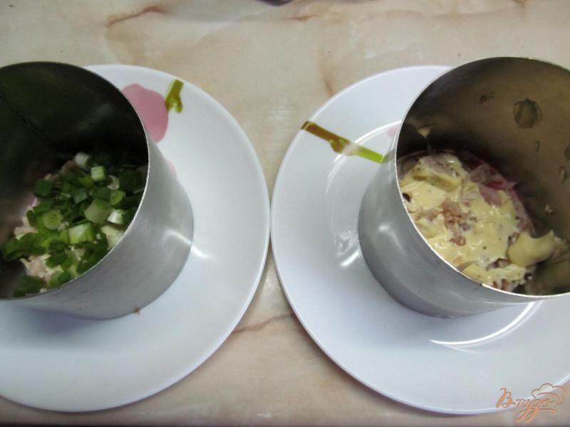Фото приготовление рецепта: Салат из курицы грибов и помидор шаг №4