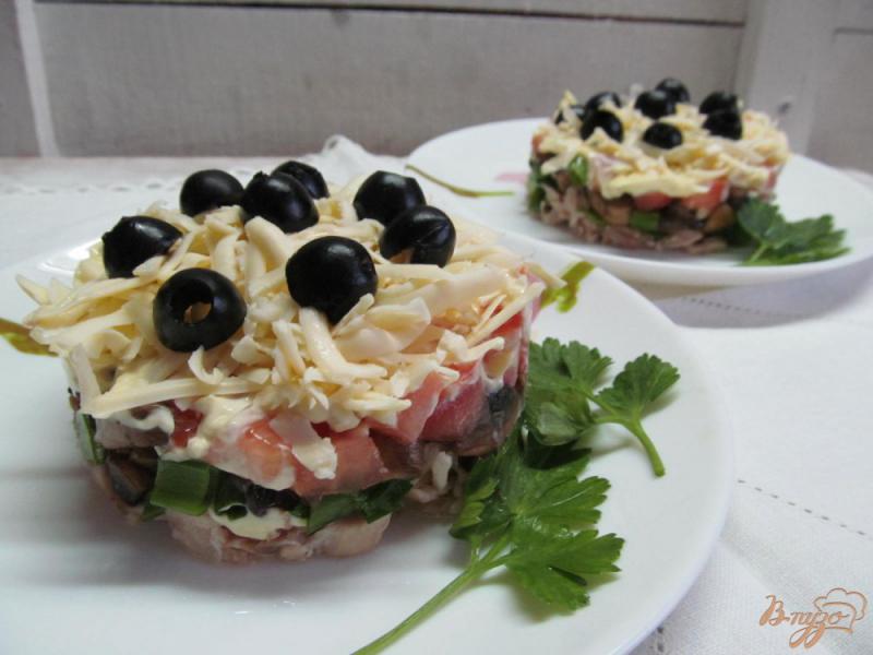 Фото приготовление рецепта: Салат из курицы грибов и помидор шаг №7
