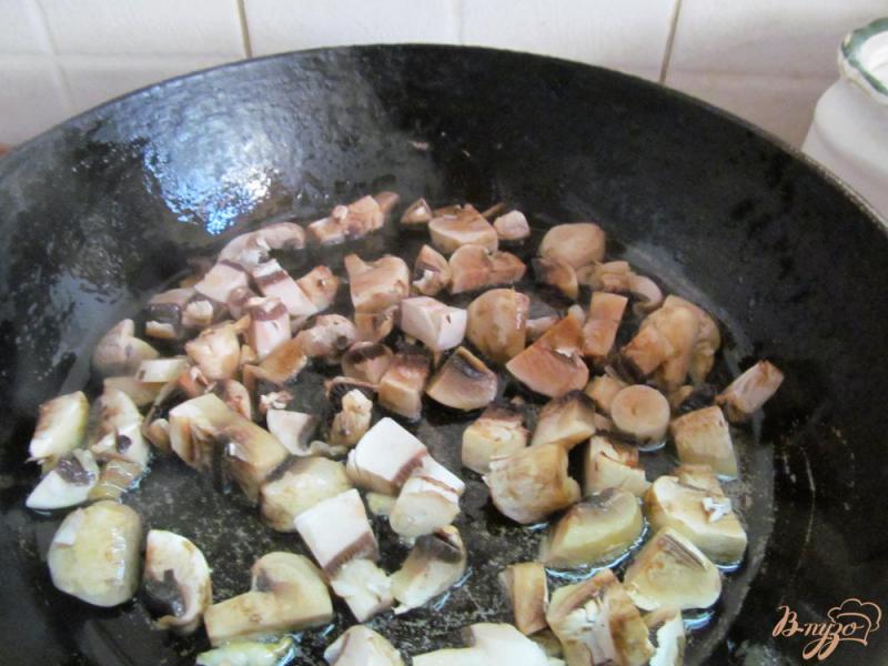 Фото приготовление рецепта: Салат из курицы грибов и помидор шаг №2