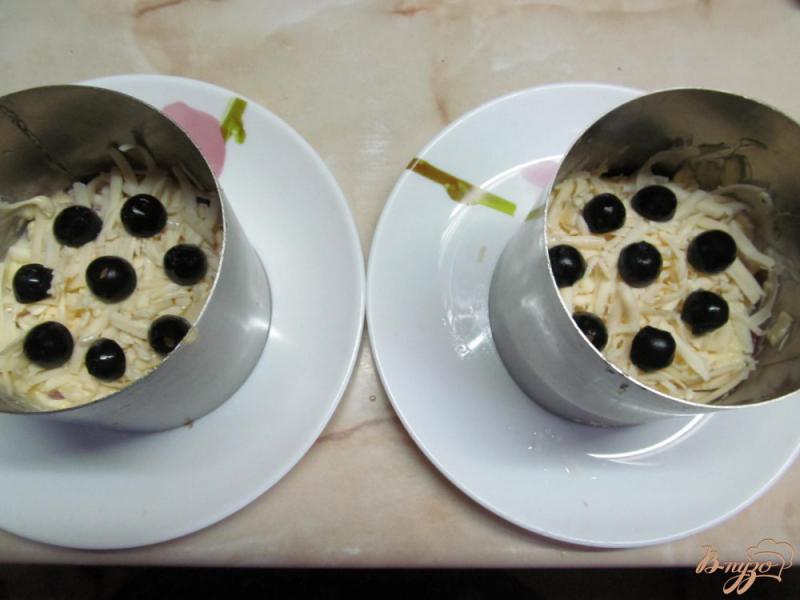Фото приготовление рецепта: Салат из курицы грибов и помидор шаг №6