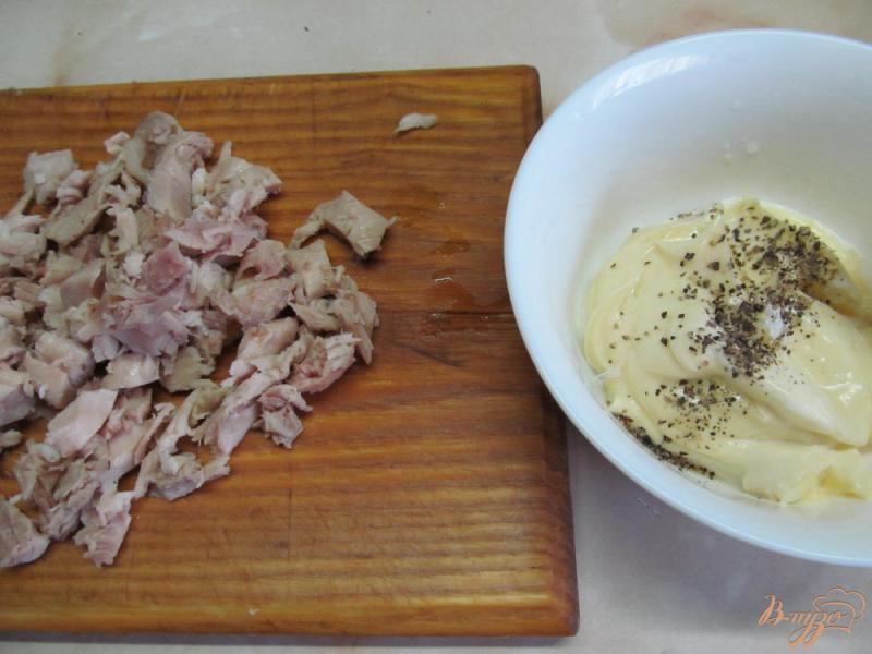Фото приготовление рецепта: Салат из курицы грибов и помидор шаг №3