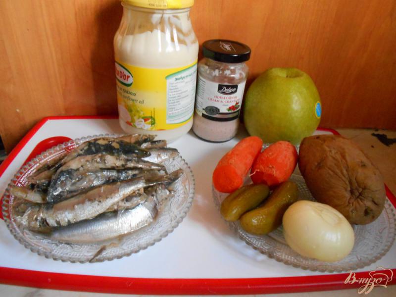 Фото приготовление рецепта: Русский салат с килькой шаг №1