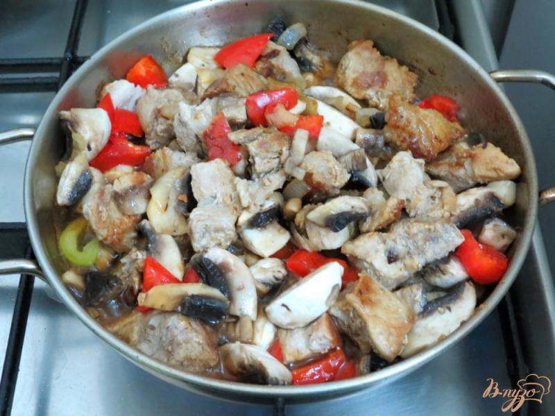 Фото приготовление рецепта: Свинина с перцем и грибами шаг №6