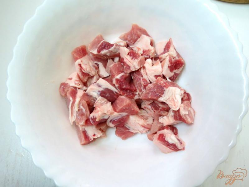 Фото приготовление рецепта: Свинина с перцем и грибами шаг №4