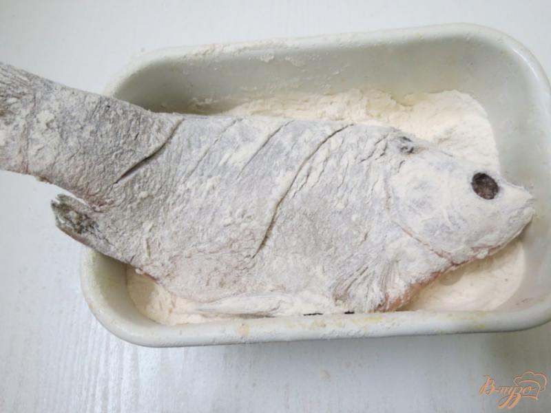 Фото приготовление рецепта: Рыба жареная целиком с хрустящей корочкой шаг №5