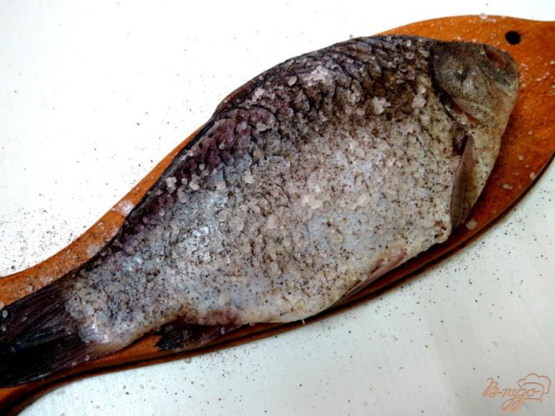 Фото приготовление рецепта: Рыба жареная целиком с хрустящей корочкой шаг №3