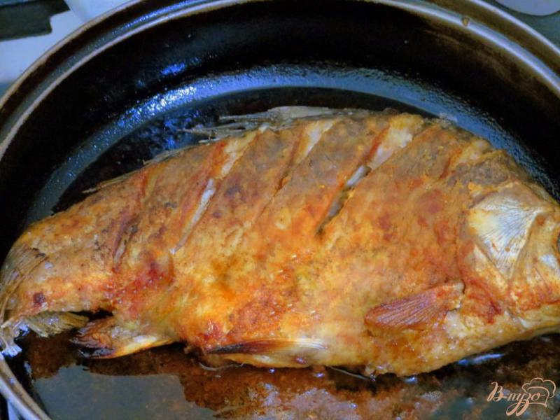 Фото приготовление рецепта: Рыба жареная целиком с хрустящей корочкой шаг №6