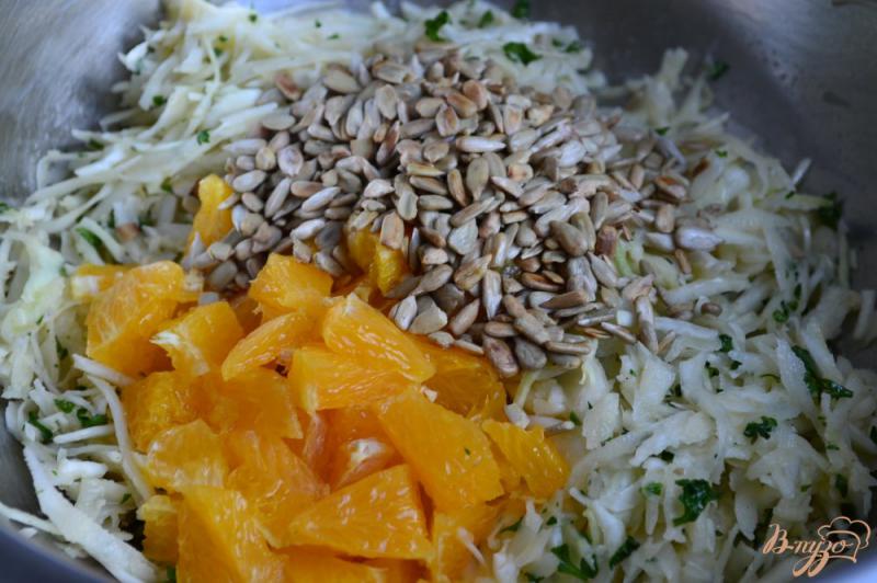 Фото приготовление рецепта: Капустный салат с апельсином и семечками шаг №7