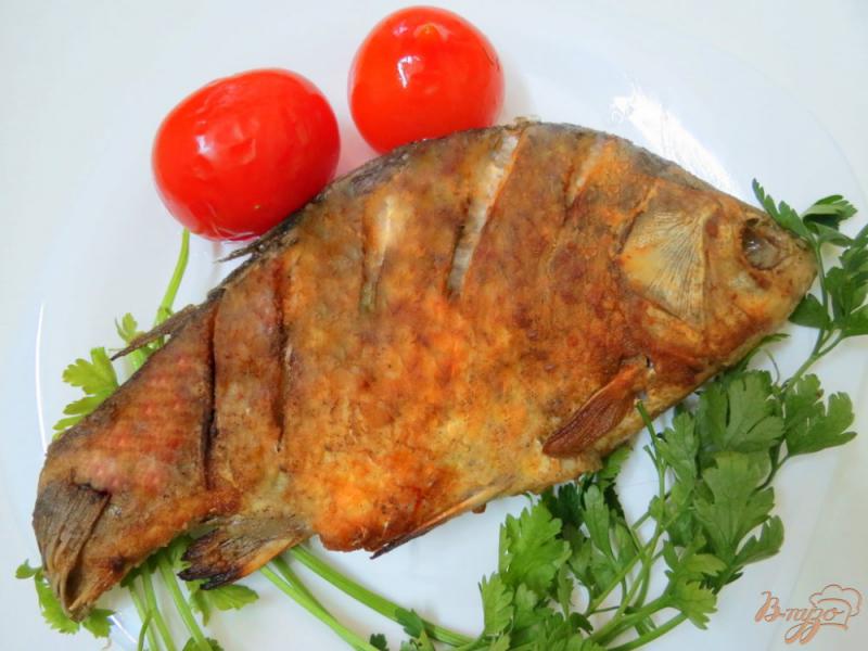 Фото приготовление рецепта: Рыба жареная целиком с хрустящей корочкой шаг №7