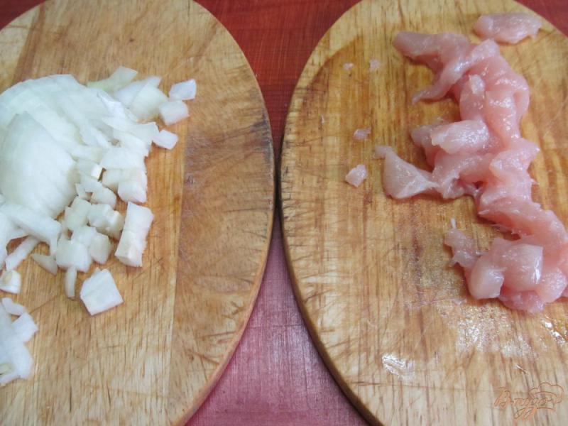 Фото приготовление рецепта: Фритатта с куриным мясом и соевым соусом шаг №2