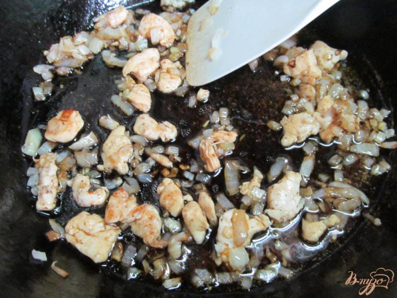 Фото приготовление рецепта: Фритатта с куриным мясом и соевым соусом шаг №3
