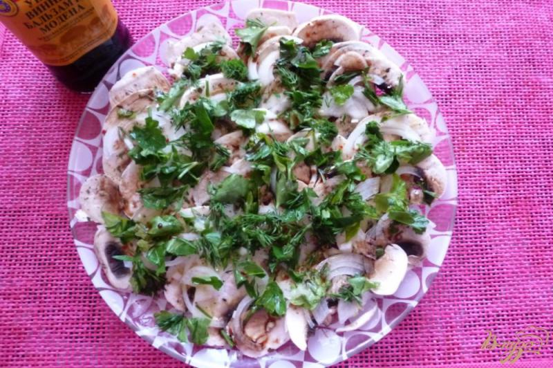 Фото приготовление рецепта: Салат из шампиньонов с зеленью шаг №3