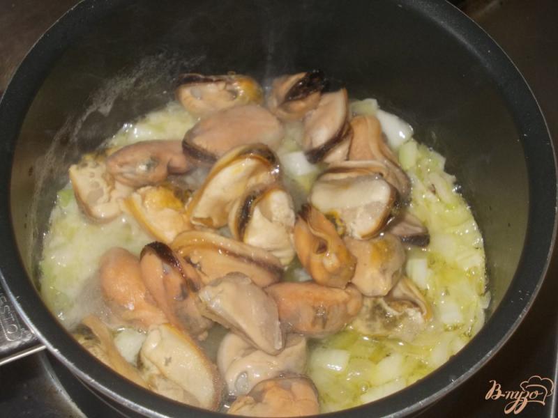 Фото приготовление рецепта: Сырный суп с мидиями шаг №3
