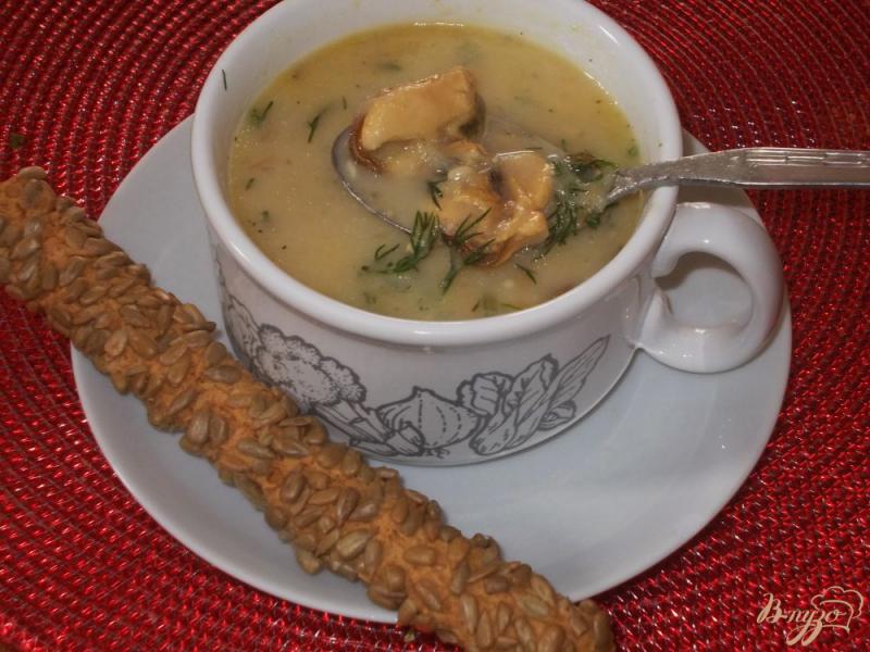 Фото приготовление рецепта: Сырный суп с мидиями шаг №7